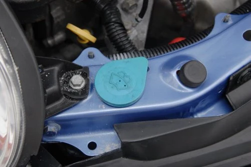 Odbo jniki Maski (na zdj.) – jeśli maska pomimo zamknięcia klekocze, wystarczy wykręcić nieco czarne odbojniki.