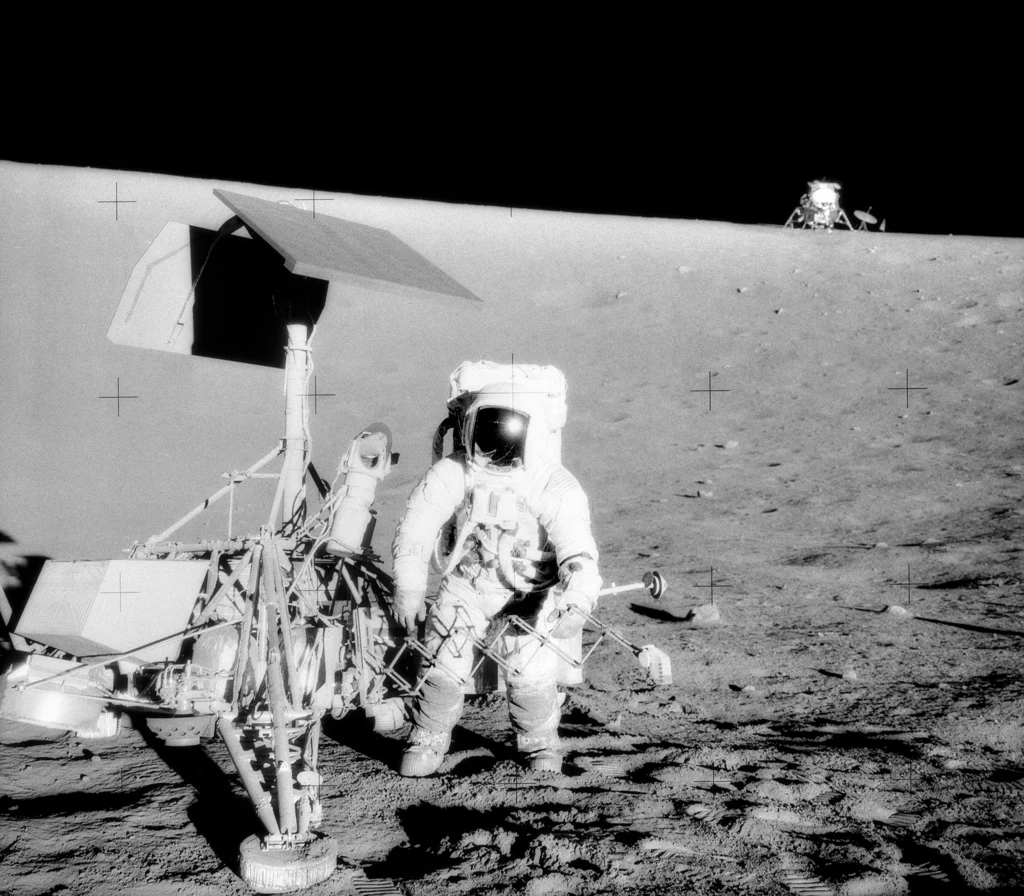 Charles Conrad, dowódca misji Apollo 12, bada pozostałości sony Surveyor 3           Fot. NASA