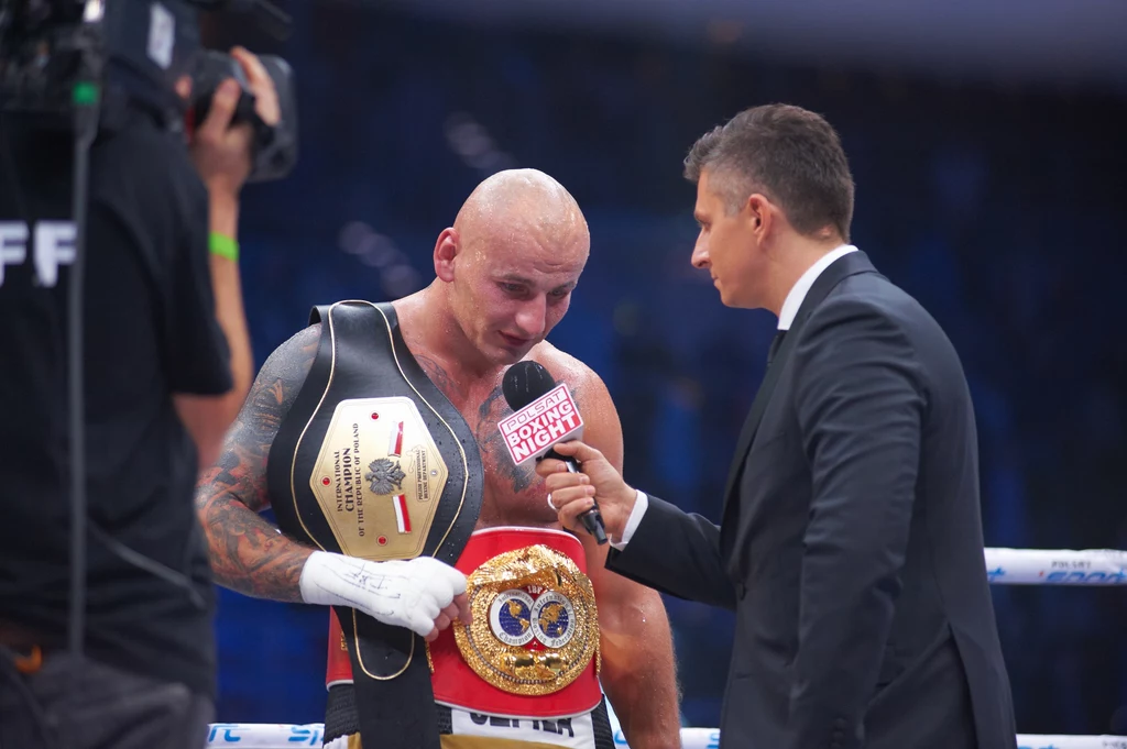 Artur Szpilka, w rozmowie z red. Mateuszem Borkiem z Polsatu Sport, trzyma pasy międzynarodowego mistrza Polski i IBF international Artur Szpilka, w rozmowie z red. Mateuszem Borkiem z Polsatu Sport, trzyma pasy międzynarodowego mistrza Polski i IBF international