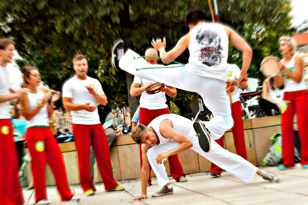 Capoeira to nie tylko połączenie tańca i sztuki walki. To także efektywny trening dla wszystkich partii ciała