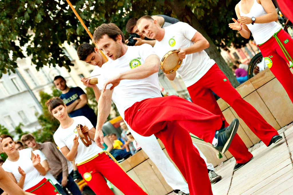 Nigdy nie miałeś nic wspólnego z tańcem i sztukami walki? Nie szkodzi! Capoeira to sport dla każdego