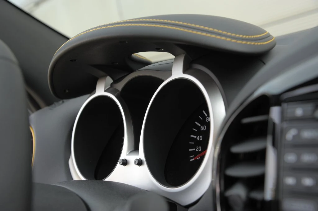 Przeszycia w kolorze nadwozia na desce i fotelach to standard w najdroższej wersji.