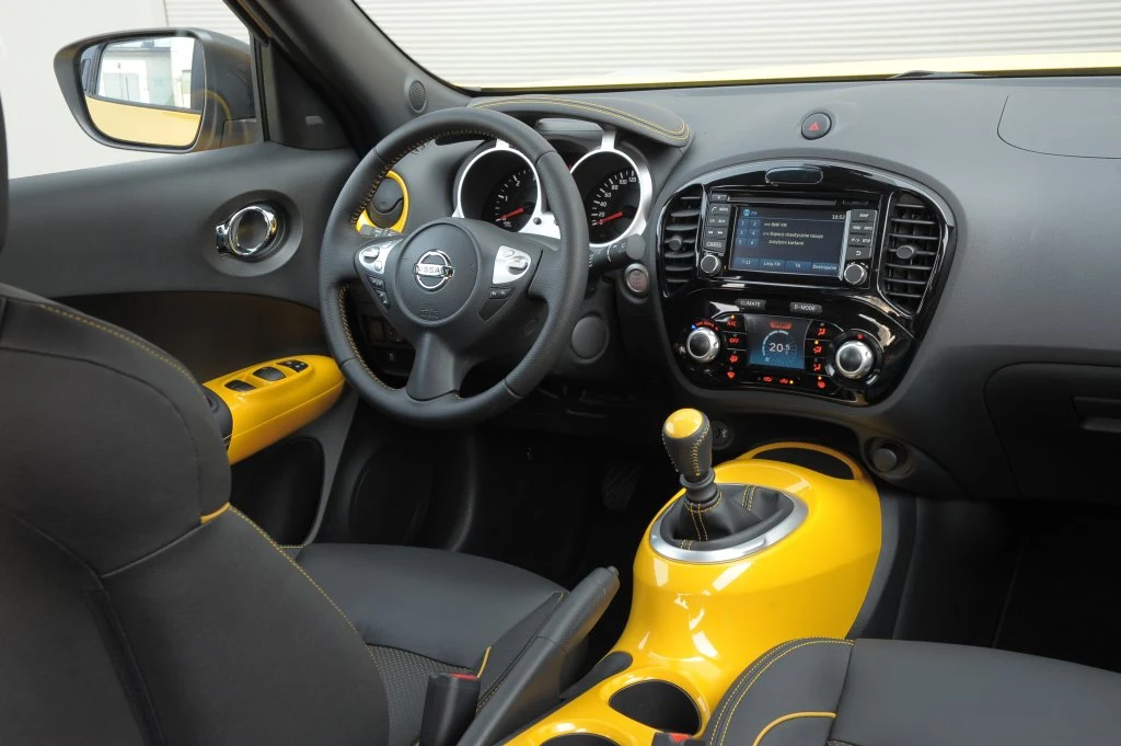 Deska rozdzielcza ma oryginalny wygląd, ale jest prosta w obsłudze. Plastikowe wstawki w kolorze nadwozia są dość krzykliwe.