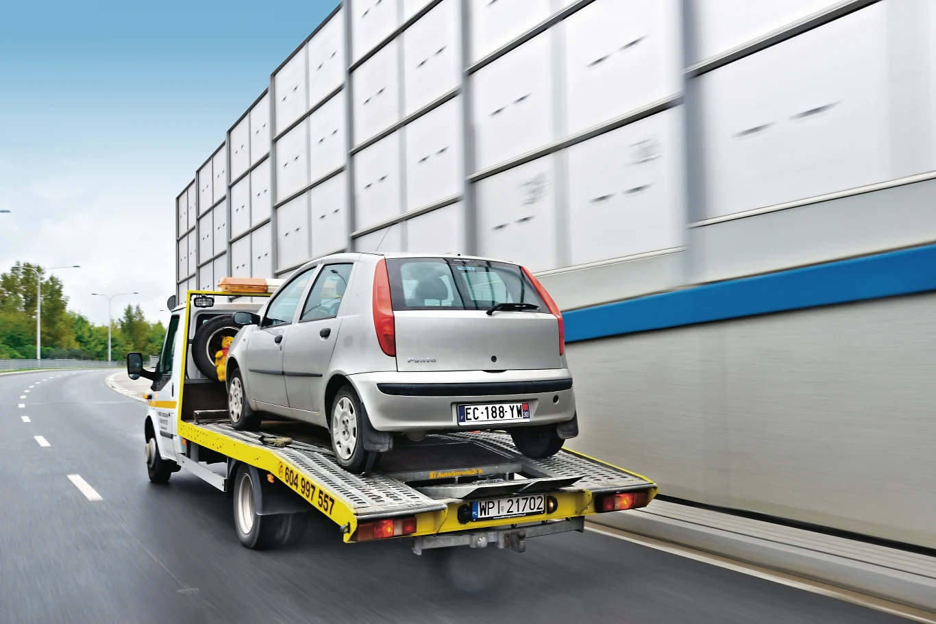 Polacy wciąż masowo importują samochody z zagranicy. W zeszłym roku sprowadziliśmy ponad 700 tys. aut.