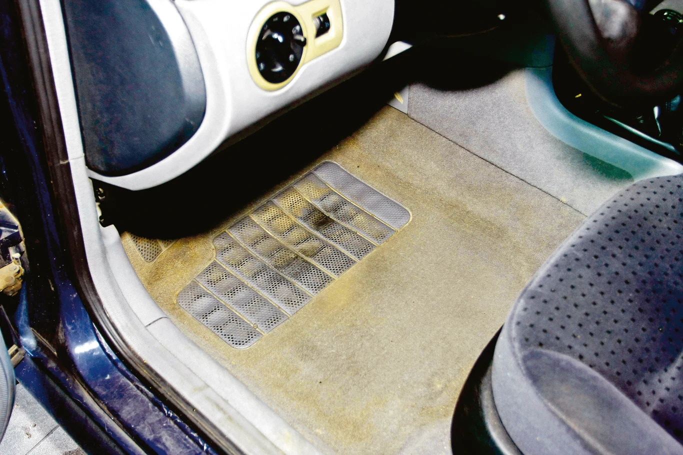 Wiele samochodów w Belgii jest bardzo zaniedbanych. Po sprowadzeniu do Polski wymagają one czyszczenia i często napraw wnętrza.