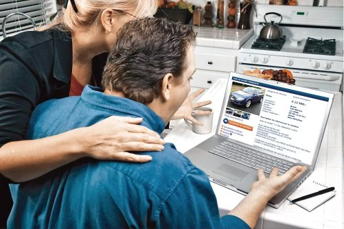 Znajomość podstawowych zwrotów w obcym języku ułatwia analizowanie ogłoszeń.