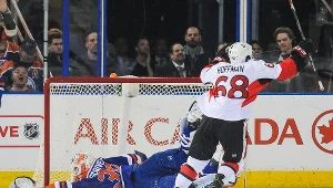 Mike Hoffman cieszy się ze zwycięskiej bramki dla Ottawa Senators w meczu z Edmonton Oilers