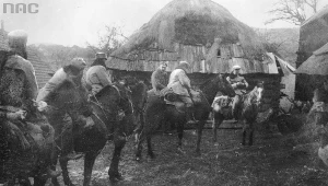 Józef Piłudski wraz z kawalerzystami legionowymi na drodze z Limanowej do Kamienicy, 10.12.1914