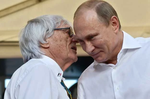 Ecclestone  (z lewej) w rozmowie z  Putinem