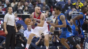 Marcin Gortat w pojedynku z Channingiem Frye