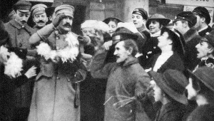 Józef Piłsudski - jako brygadier Legionów Polskich - witany w Warszawie 12 grudnia 1916 r. Stolica Polski znajdowała się wówczas pod niemiecką okupacją