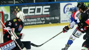 Bryan Pitton (L), bramkarz Ciarko PBS Bank Sanok i atakujący Krystian Dziubiński (P) z MMKS Podhale Nowy Targ 