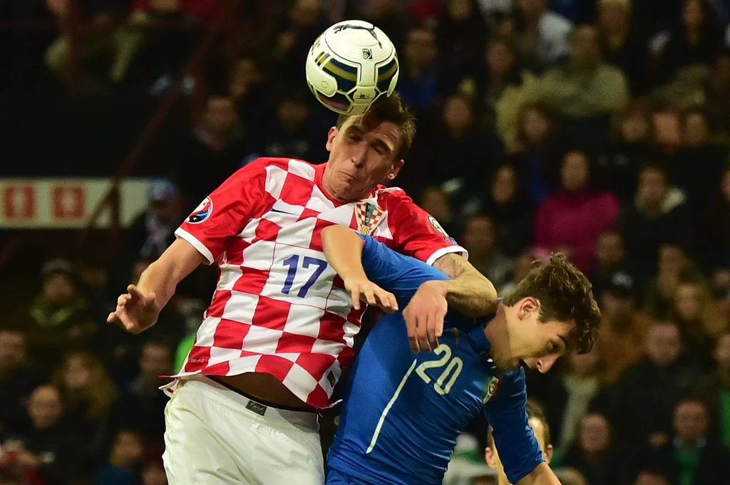 Mario Mandżukić walczy o piłkę z Matteo Darmianem