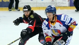 Jordan Knox (L) z Ciarko PBS Bank Sanok i Dariusz Gruszka (P) z MMKS Podhale Nowy Targ 