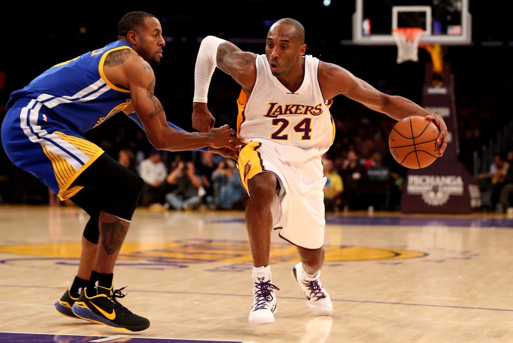 Kobe Bryant (z piłką) rozegrał świetny mecz, ale Lakers znów przegrali