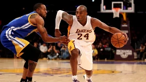 Kobe Bryant (z piłką) rozegrał świetny mecz, ale Lakers znów przegrali