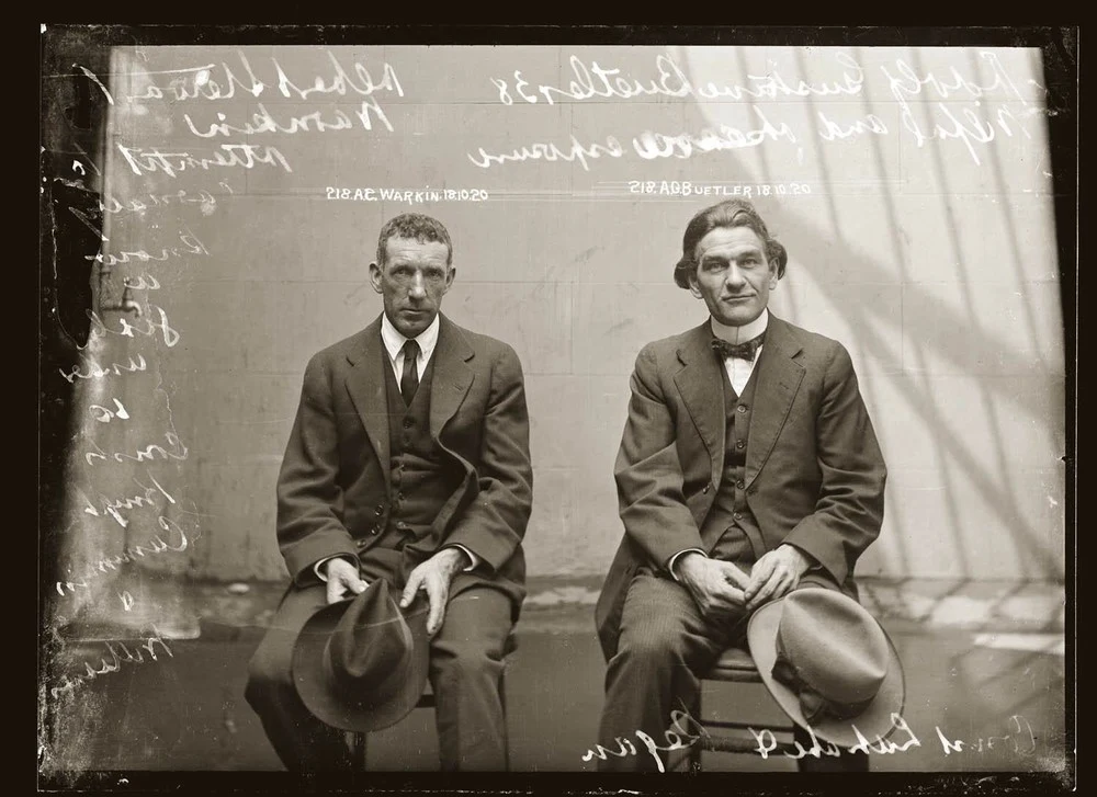 Albert Stewart Warnkin i Adolf Gustave Beutler, 18 października 1920, Central Police Station, Sydney. Zostali aresztowani za pedofilię