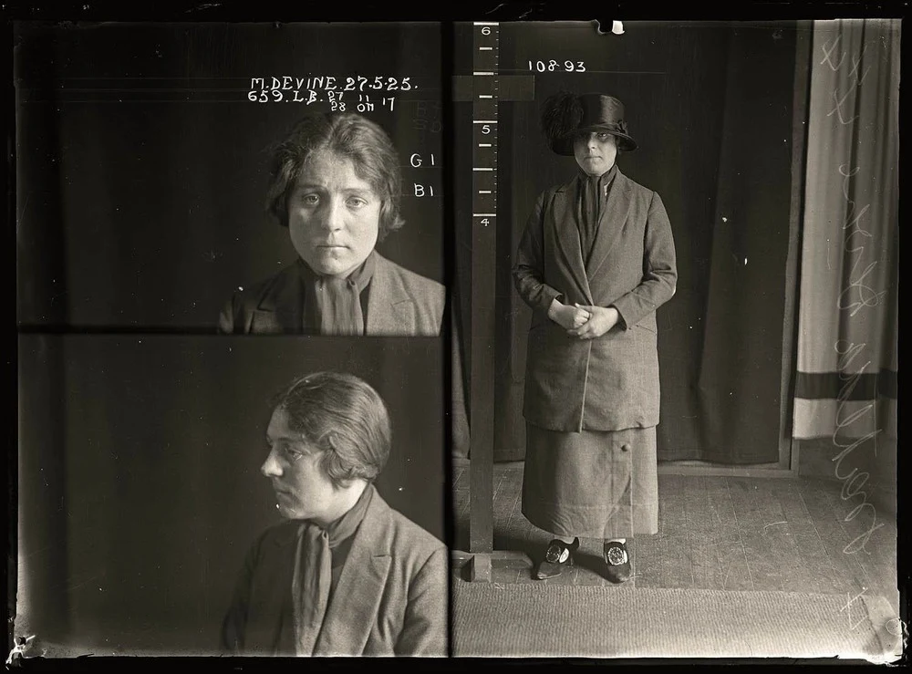 Matylda „Tilly” Devine - matka chrzestna australijskiej mafii w latach 20-tych. Aresztowana za podcięcie gardła pewnemu mężczyźnie