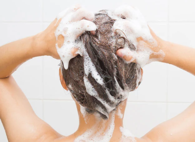 Podczas każdego mycia włosów delikatnie masuj skórę głowy