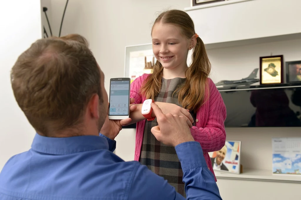 LG KizON to opaska, która spełnia funkcje prostego w obsłudze telefonu, którego położenie w łatwy sposób można śledzić dzięki zainstalowanej na smartfonie aplikacji