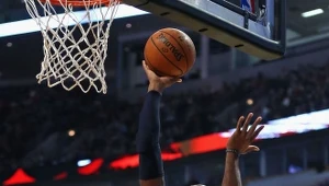 Bradley Beal w ataku na kosz