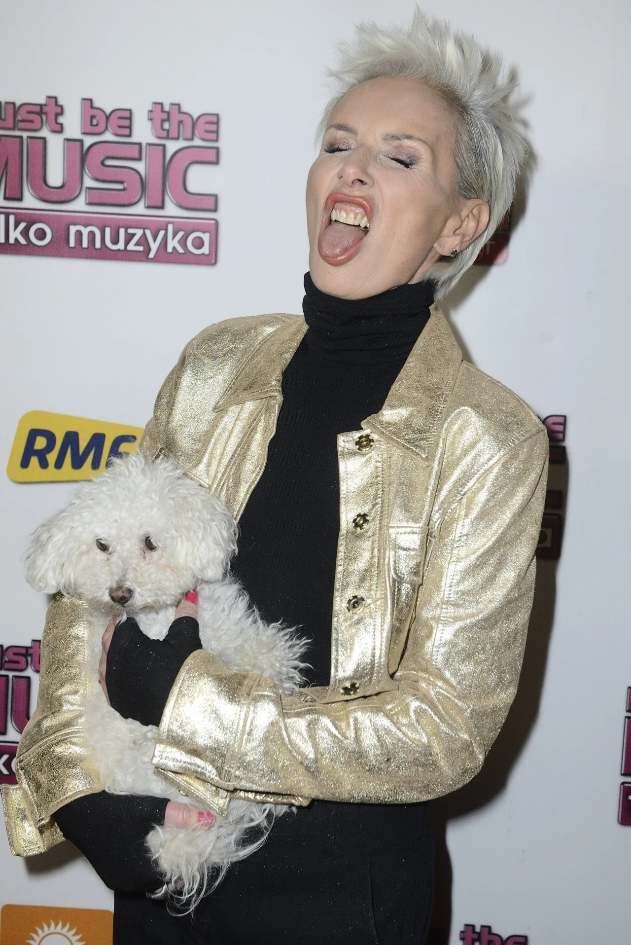 W "Must be the Music" - Kora W "Must be the Music" - Kora