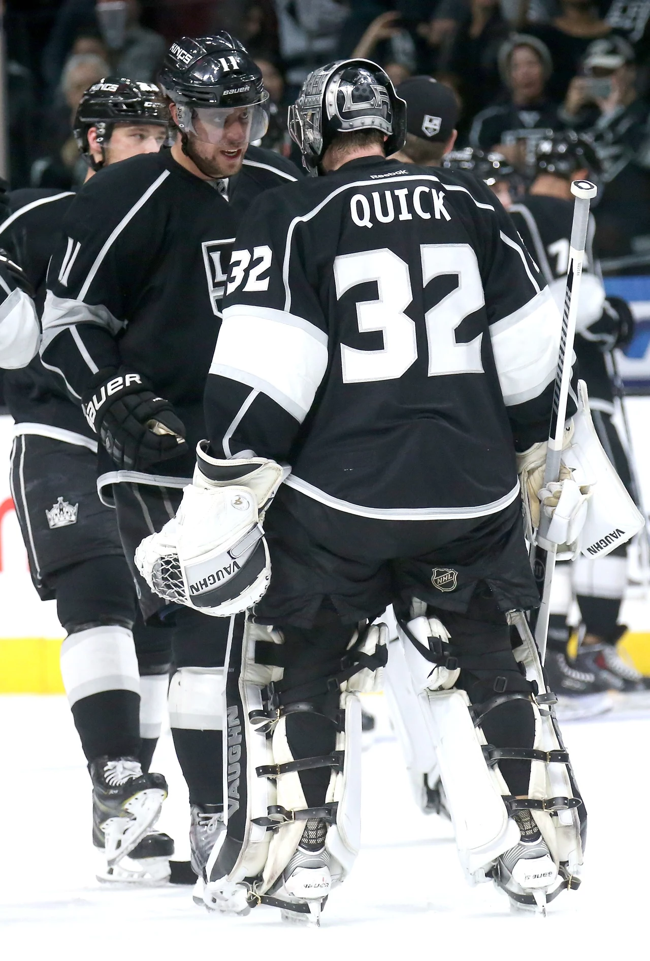 Hokeiści Los Angeles Kings cieszą się po wygranej Hokeiści Los Angeles Kings cieszą się po wygranej