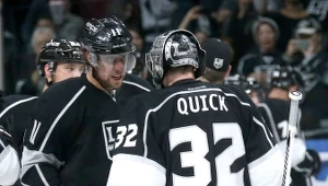 Hokeiści Los Angeles Kings cieszą się po wygranej