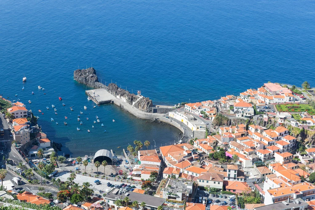 Archipelag obejmuje Maderę wraz z otaczającymi wyspami, Porto Santo i Wyspy Pustynne, które jak wskazuje nazwa, są do dzisiaj niezamieszkane. 