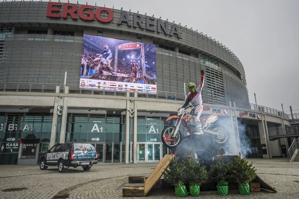 Zawodnicy wykorzystując opony, schody i specjalne belki świetnie pokazali na czym polegają wyścigi SuperEnduro...