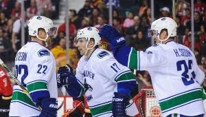 Radim Vrbata (w środku) zdobył dwie bramki dla vancouver Canucks