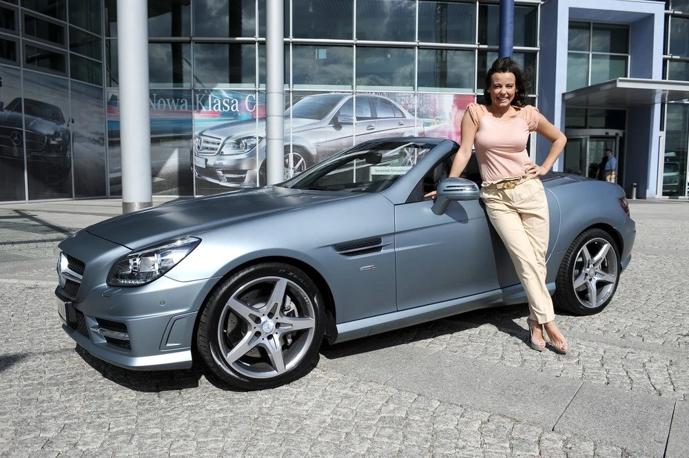 Ania Mucha z samochodem Ania Mucha z samochodem