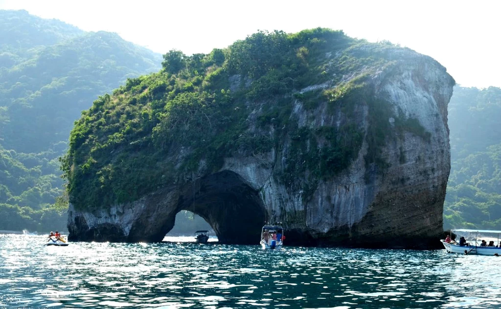 Jedna z wysp Los Arcos na Pacyfiku. W tle góry Sierra Madre Occidental