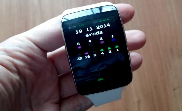 Jednen z alternatywnych wyglądów zegara do pobrania za darmo z Samsung Apps (binarny zegarek Space Invaders)