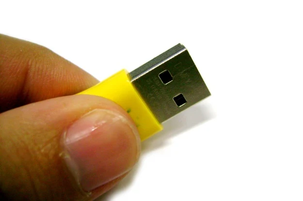 USBStealer przenoszony jest z komputera (A) z dostępem do internetu do komputera (B) bez dostępu do sieci przy użyciu nośnika wymiennego, np. pendrive’a. USBStealer przenoszony jest z komputera (A) z dostępem do internetu do komputera (B) bez dostępu do sieci przy użyciu nośnika wymiennego, np. pendrive’a.