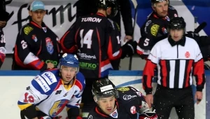 W Sanoku miejsce młodzieży zajmują zawodnicy tacy jak 34-letni Mike Danton (z tyłu Krystian Dziubiński z Podhala), którzy najlepsze lata dawno mają za sobą.