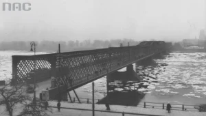 Warszawa - Most Kierbedzia od strony lewego brzegu Wisły z widocznym wjazdem