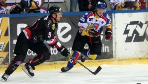 Martin Richter (z lewej) i jego Ciarko KH Sanok w półfinale Pucharu Polski zmierzy się najpewniej z Comarch/Cracovią.