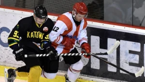 Hokeista Comarch Cracovii Sebastian Kowalówka (P) walczy o krążek z Radislavem Slotą (L) z HC GKS Katowice