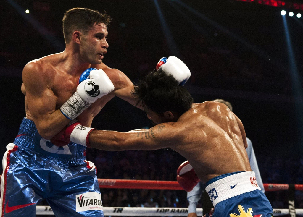 Chris Algieri i Manny Pacquiao (z prawej)