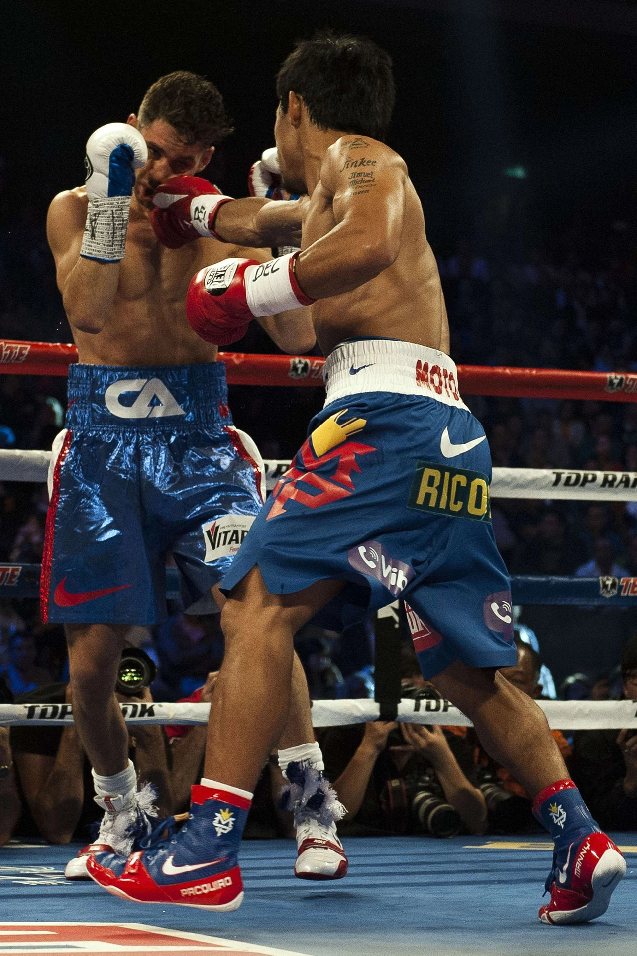 Chris Algieri i Manny Pacquiao (z prawej)