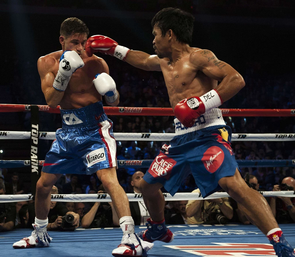 Chris Algieri i Manny Pacquiao (z prawej)