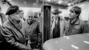 Wizyta przewodniczącego OPZZ Alfreda Miodowicza (z lewej) w zakładzie pracy, Dębica, 1988