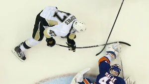 Jaroslav Halak z New York Islanders broni strzał Simona Despresa z Pittsburgh Penguins