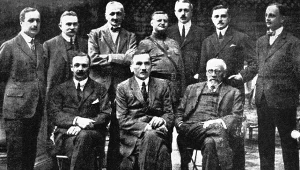 Komitet Narodowy Polski; siedzą: M.Zamoyski, R.Dmowski, E.Piltz; stoją: S.Kozicki, J.Rozwadowski, K.Skirmunt, mjr Fronczak, W.Sobański, M.Seyda i J.Wielowieyski, 1917