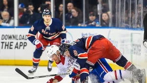 Dale Weise z Montreal Canadiens i Mats Zuccarello #36 z New York Rangers