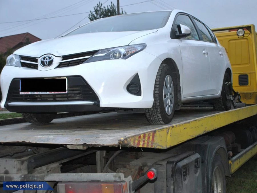 Policjanci odzyskali kradzioną toyotę