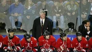 Trener Pat Quinn z kokeistami Kanady podczas igrzysk 2002 w Salt Lake City