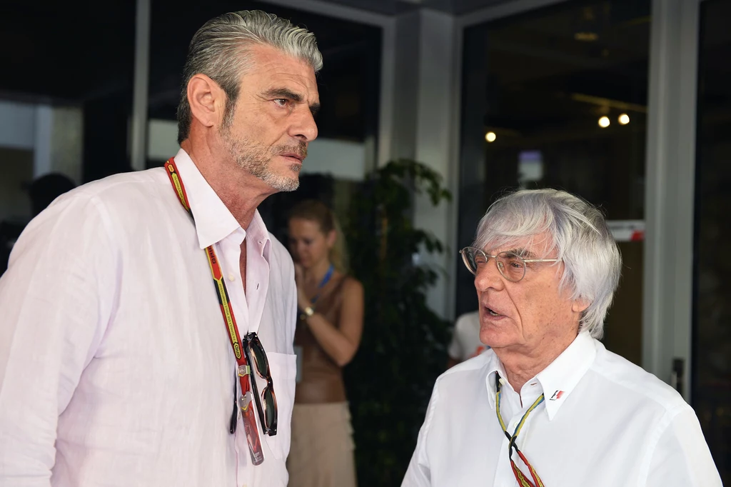 Maurizio Arrivabene (z lewej )  w rozmowie z  Bernie Ecclestone 