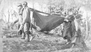 Austriacko-węgierscy żołnierze zbierają ciała swoich zabitych w Bitwie Limanowskiej